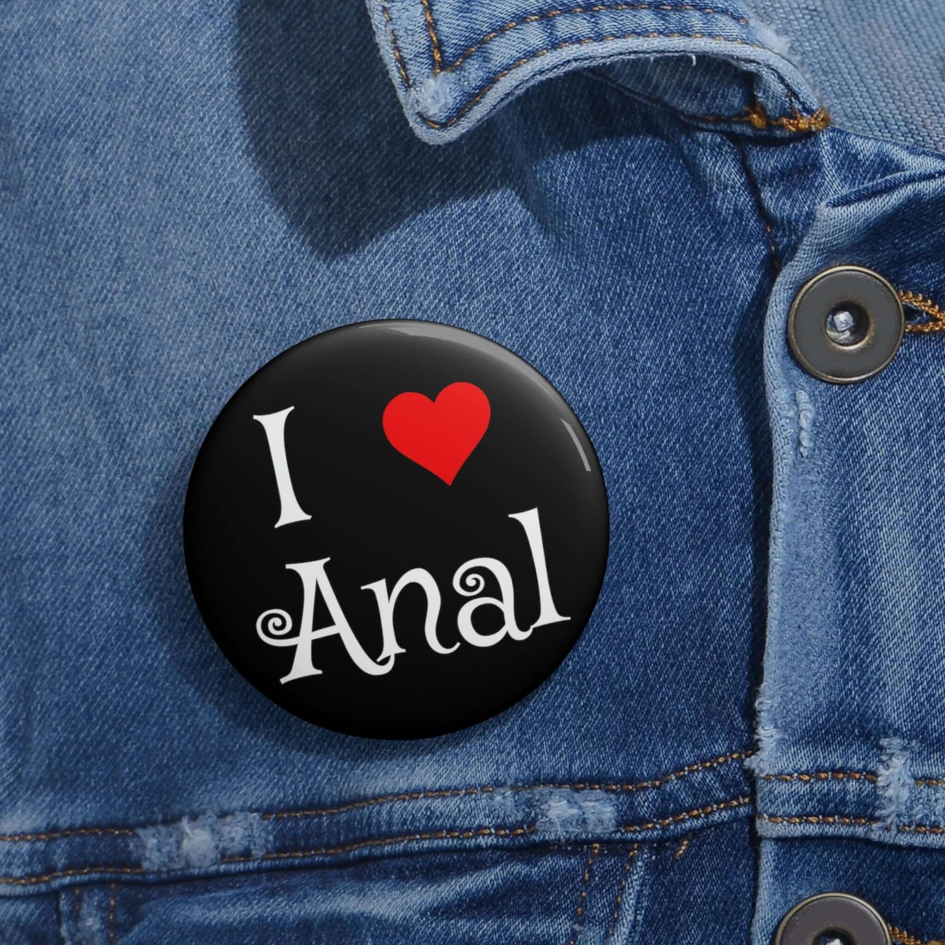 Pin-back button that says I heart anal.